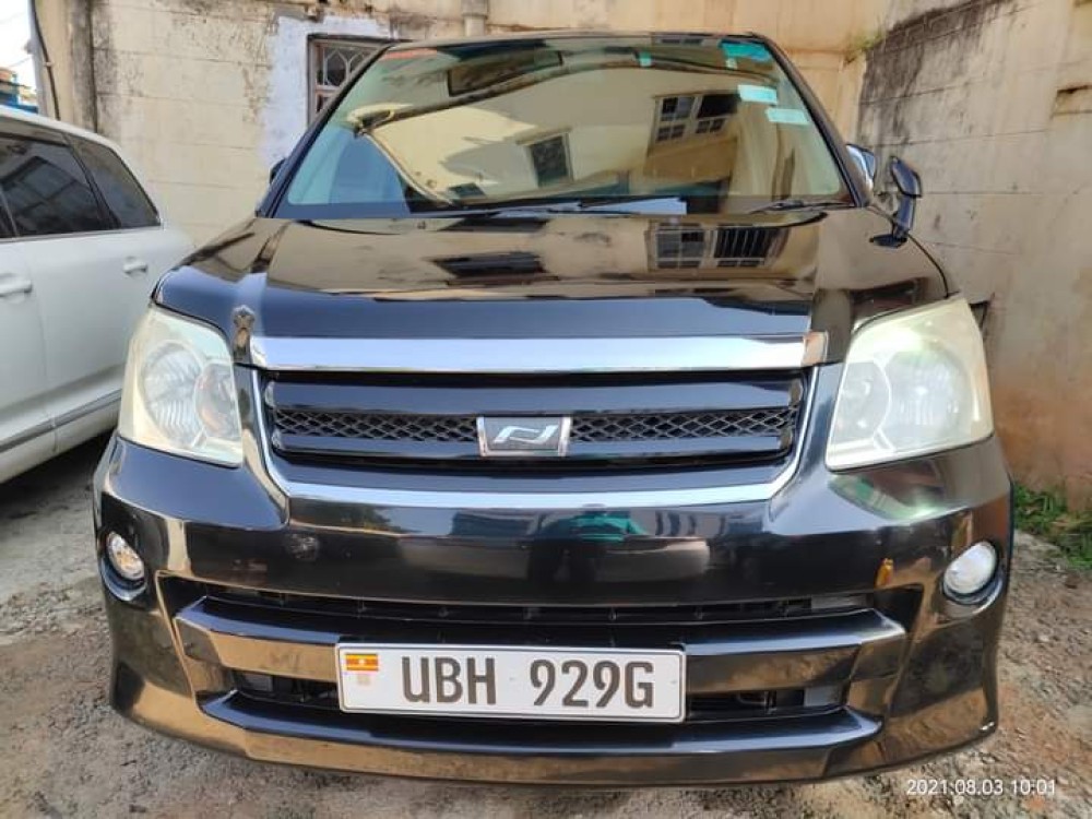 Toyota Noah UBH 2006 model