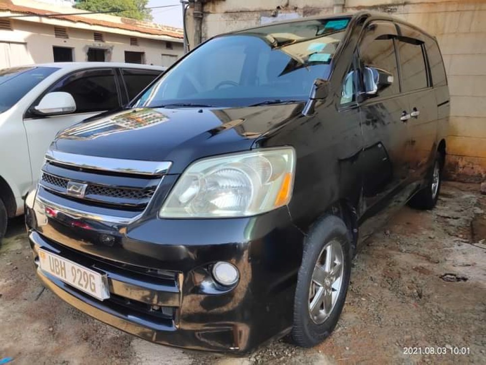 Toyota Noah UBH 2006 model
